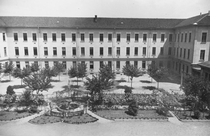 Il cortile della scuola Gabelli negli anni 50_L