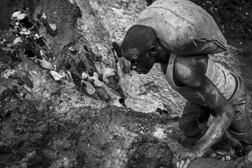 Miners in Luwowo Coltan mine.