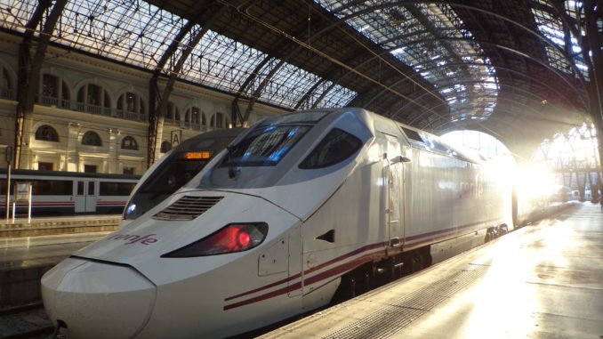 train-2365195_1920
