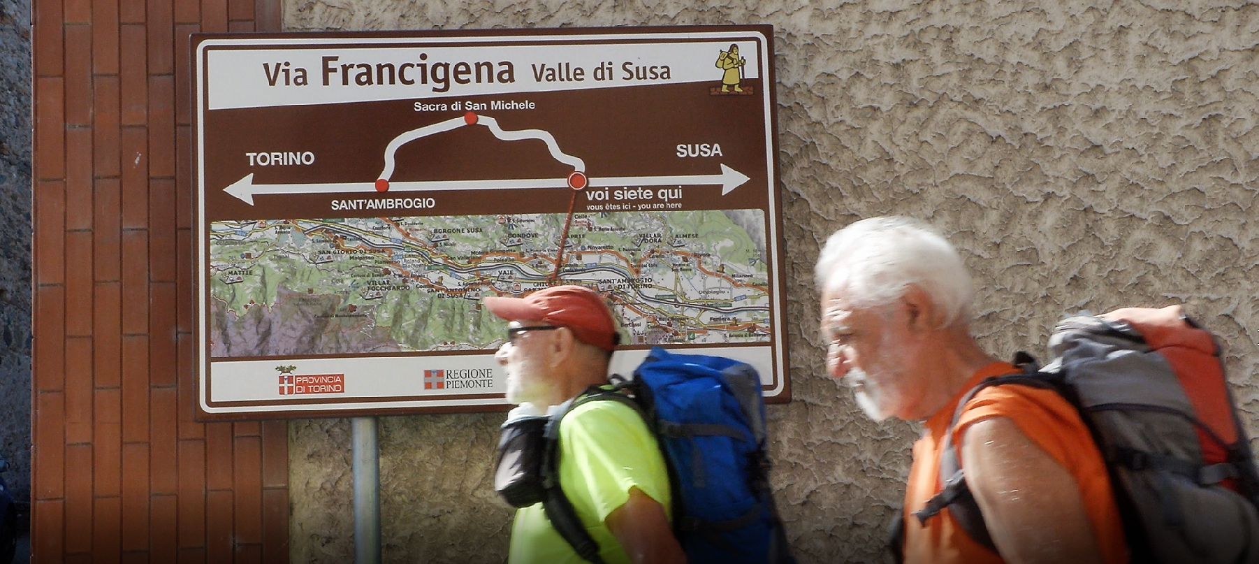 Chiusa San Michele – cartello e pellegrini_Credits Valle Susa Turismo