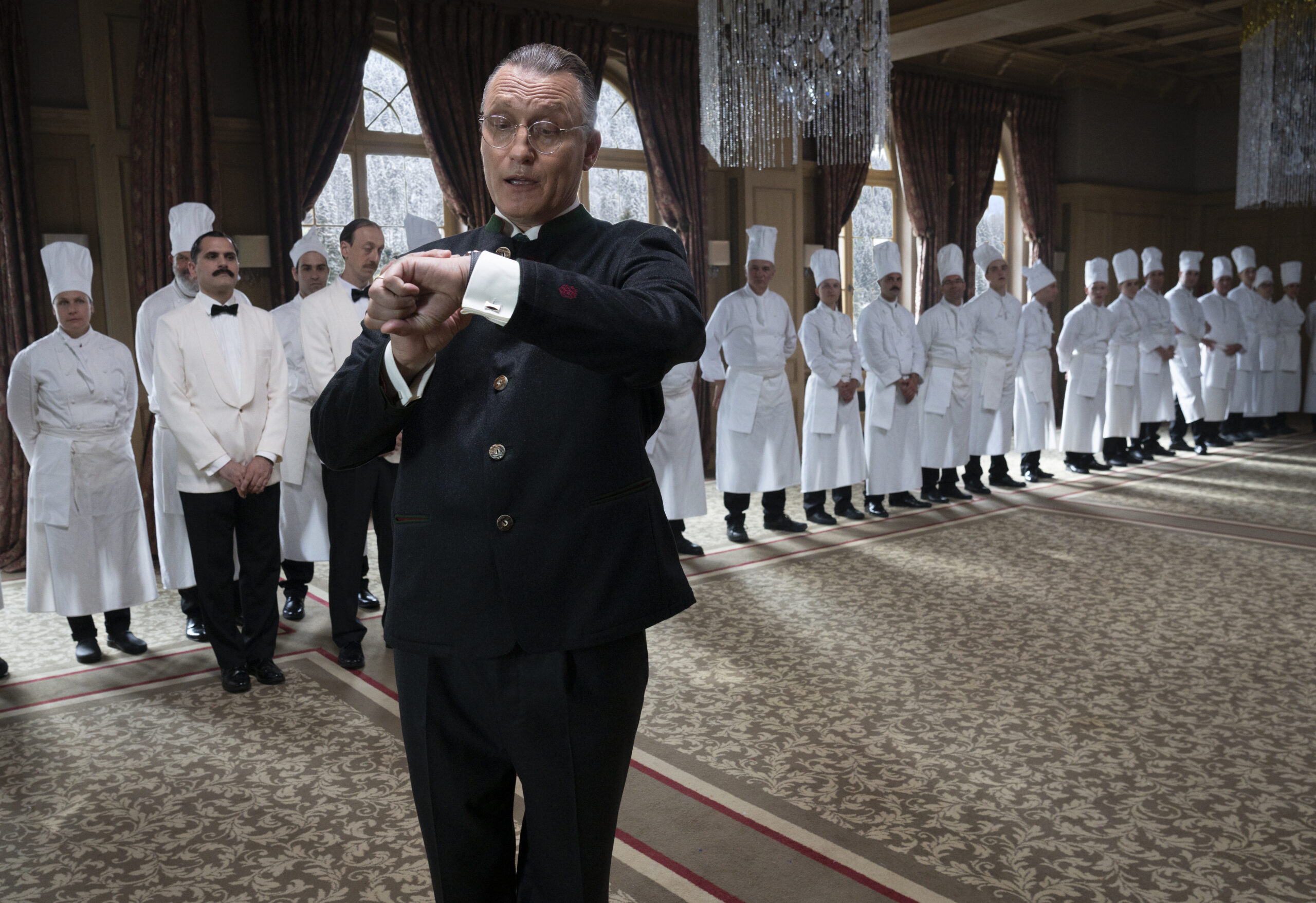 80690-THE_PALACE_-_Oliver_Masucci__Credits_photo_by_M._Abramowska___1_